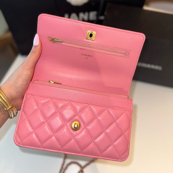 RARE* Barely worn Pink Chanel Bag with gold hardware and handle - Picture 8 of 10